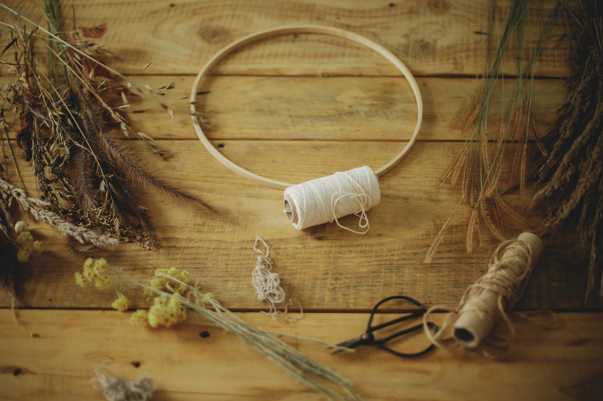 Workshop table with threads and hoop